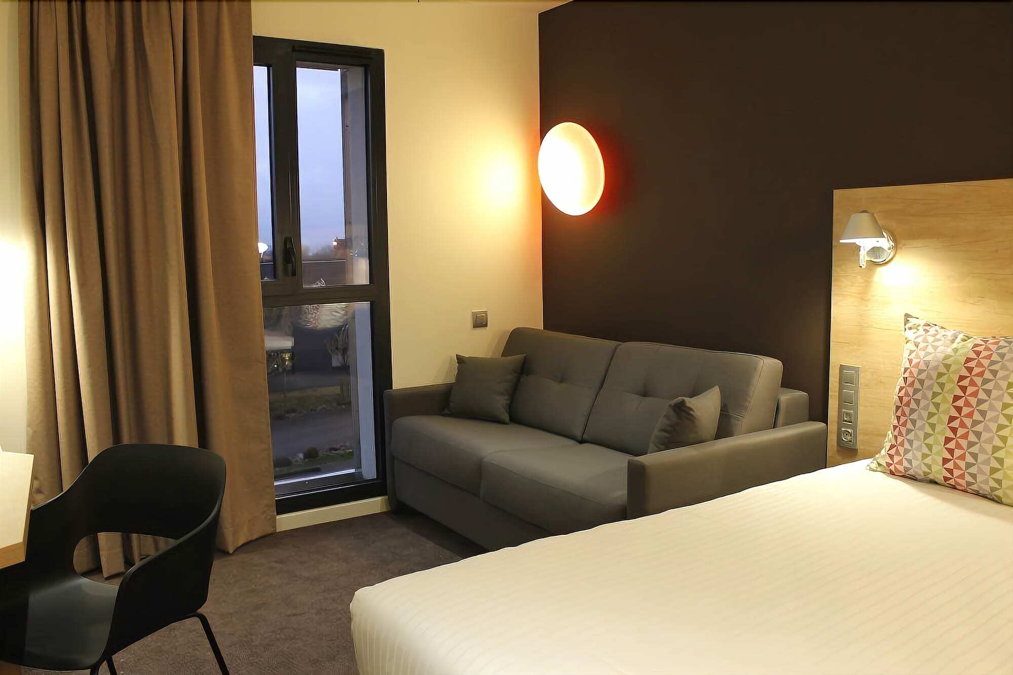 Hotel Campanile Laval Nord Esterno foto